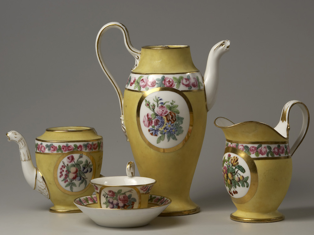 Предметы из чайно-кофейного сервиза с желтым крытьем. 1818-1820.