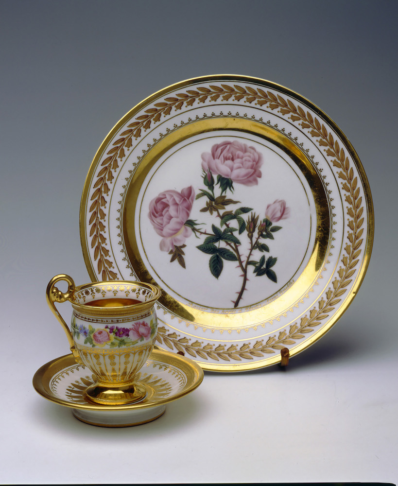 Чашка с блюдцем. Ок. 1824. Тарелка из серии «Розы». 1827.