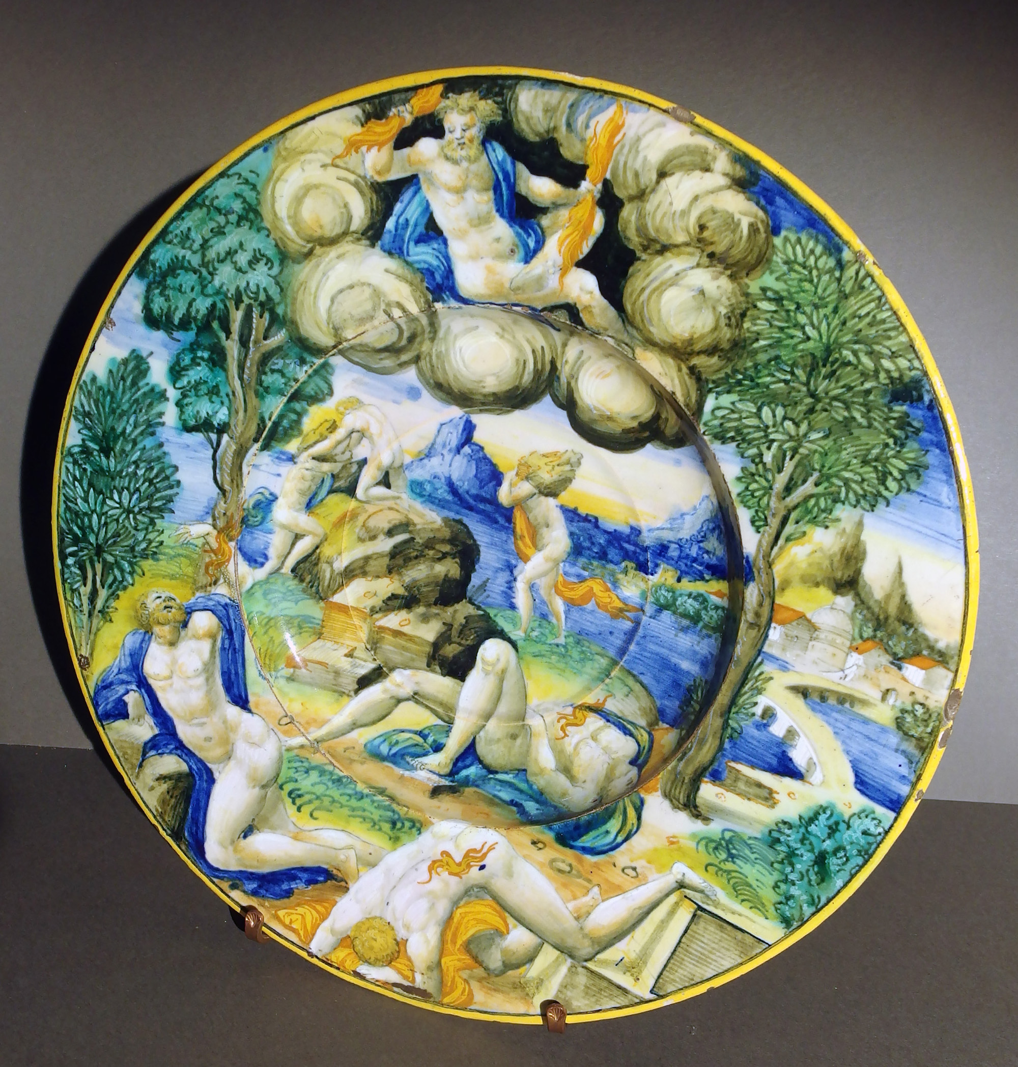 Ил.2. Тарелка с композицией «Битва богов с гигантами». XVI век. <br>Мастер из Урбино. Италия.