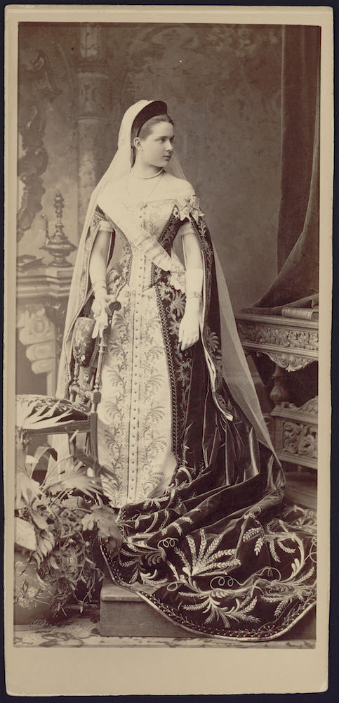 К.И. Бергамаско (С. Bergamasco) Княжна Зинаида Юсупова в придворном фрейлинском платье. 1880 – начало 1882. 