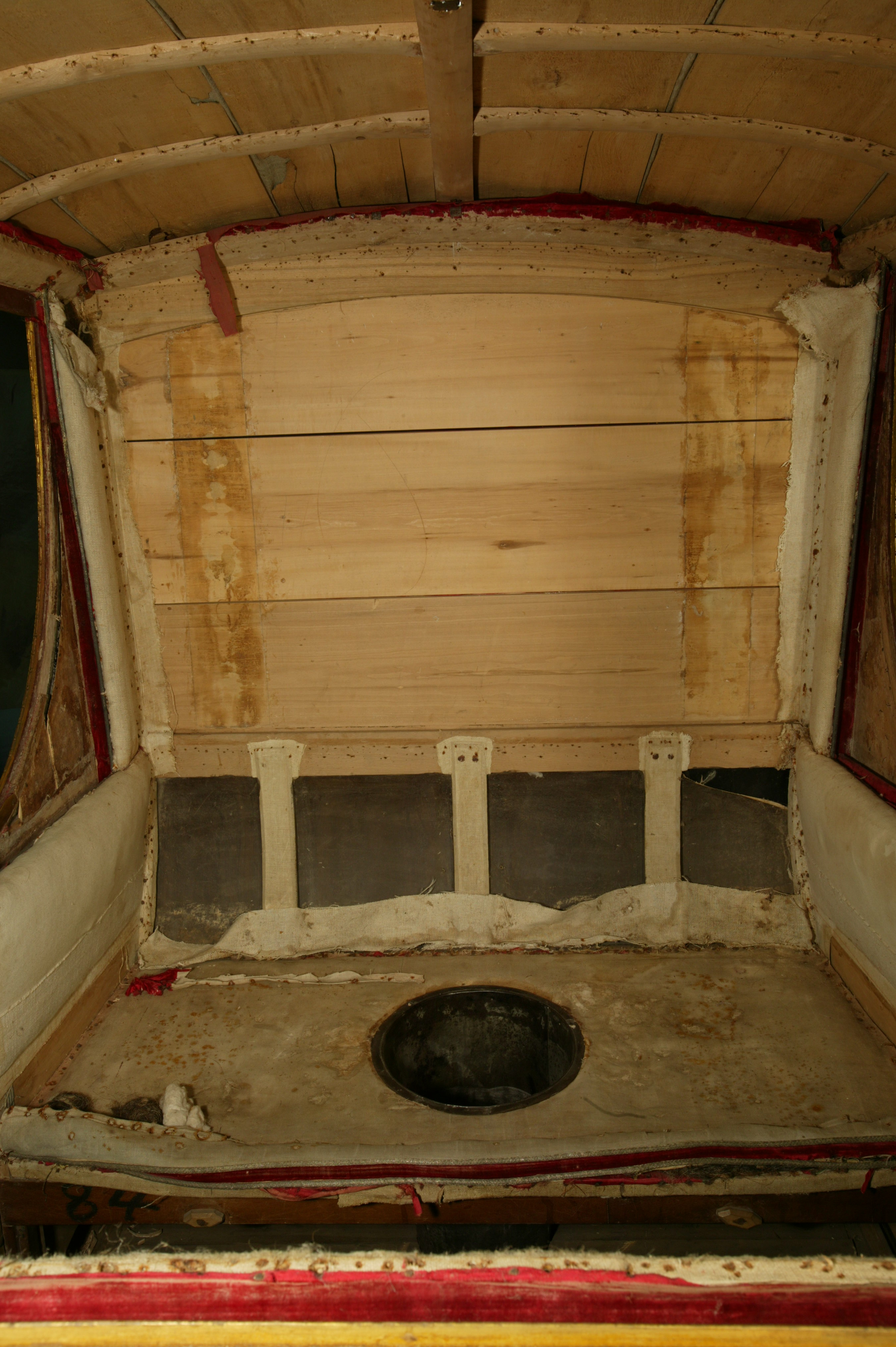 Салон кузова кареты в процессе реставрации. В центре конструкции сидения – дорожный туалет. 2008 