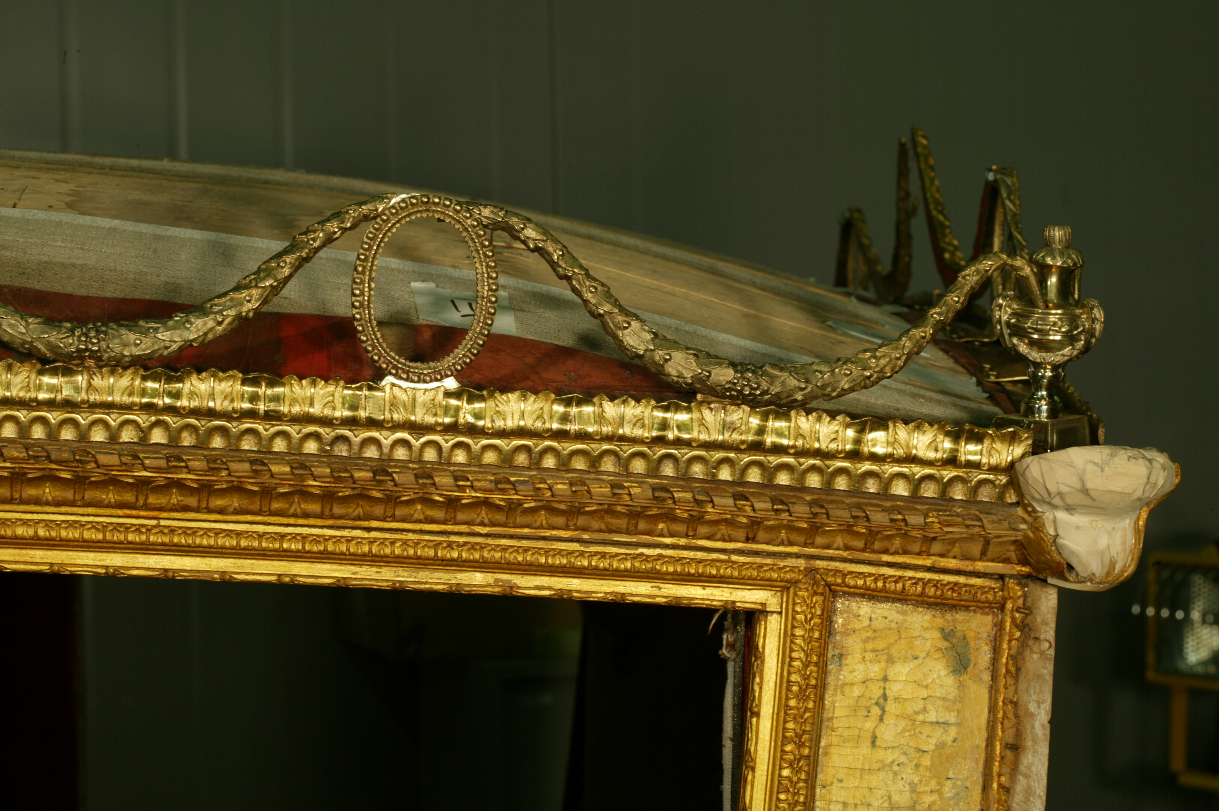 Фрагмент крыши кузова кареты в процессе реставрации: воссоздание бронзовой декоративной балюстрады и утрат резного золоченого декора. 2009