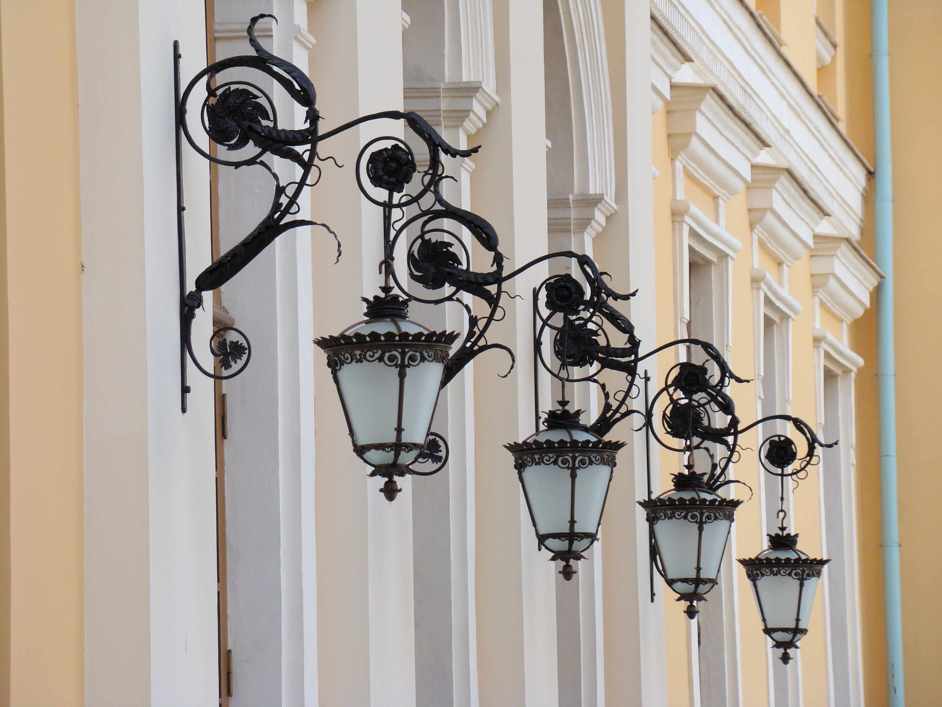 Фрагмент парадного фасада Дворца (Большого дома) в музее‒усадьбе «Архангельское»